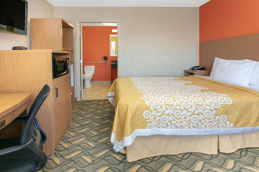 Days Inn & Suites By Wyndham Arlington Near Six Flags Bagian luar foto